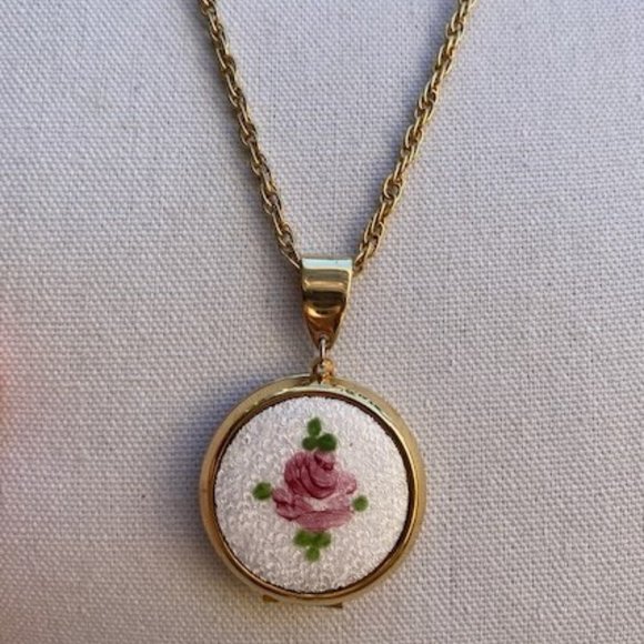 ❤️❤️Gold Tone White Flower Guilloche Large Enamel Locket NECKLACE - Picture 6 of 12